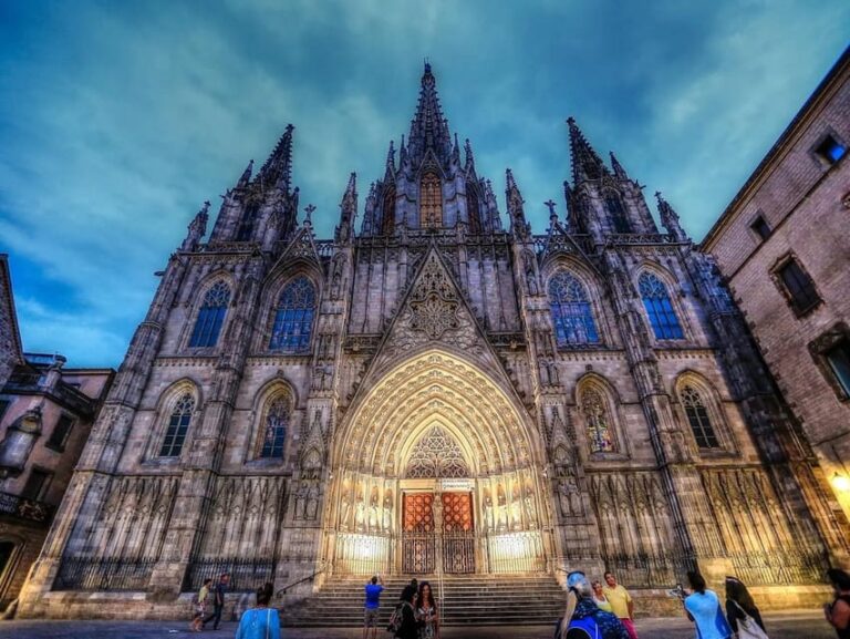 Barcelona: Customizable Guided Bike or Walking Tour