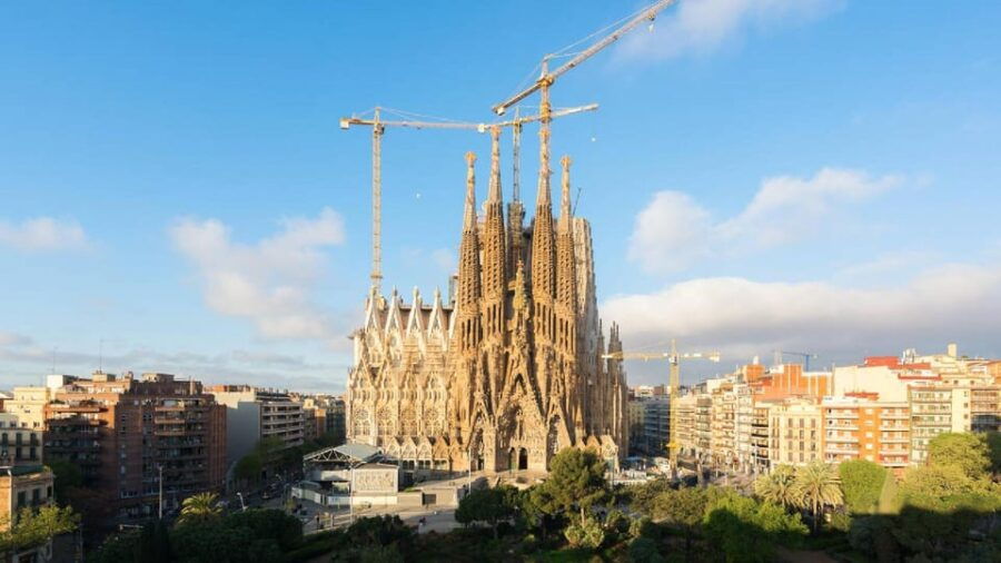 Barcelona: Exclusive Gaudis Sagrada Familia Walking Tour - Tour Overview