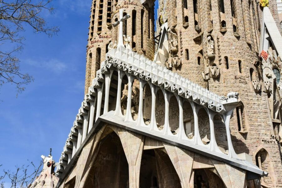 Barcelona: Guided Tour E-Bike Barcelona Historical and Modernist Barcelona - Starting Point: Charter Barcelona