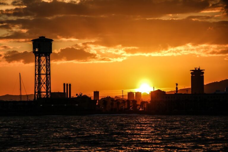 Barcelona: Sunset Live Sax and Sailing Experience With Tapas