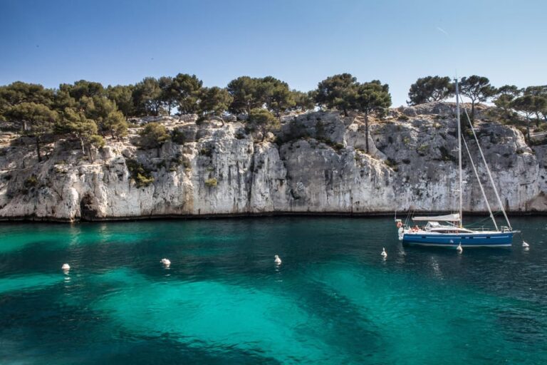 From Bandol: Visit the 13 Calanques of Cassis & Marseille