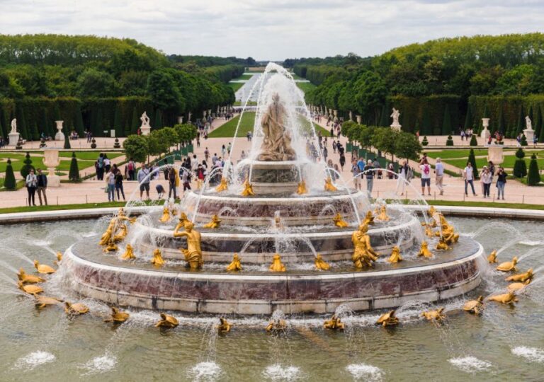 From Paris: Versailles Palace and Gardens Guided Day Trip
