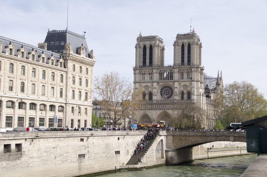 Guided Tour in Italian: Along the Seine and the Latin Quarter - Tour Overview