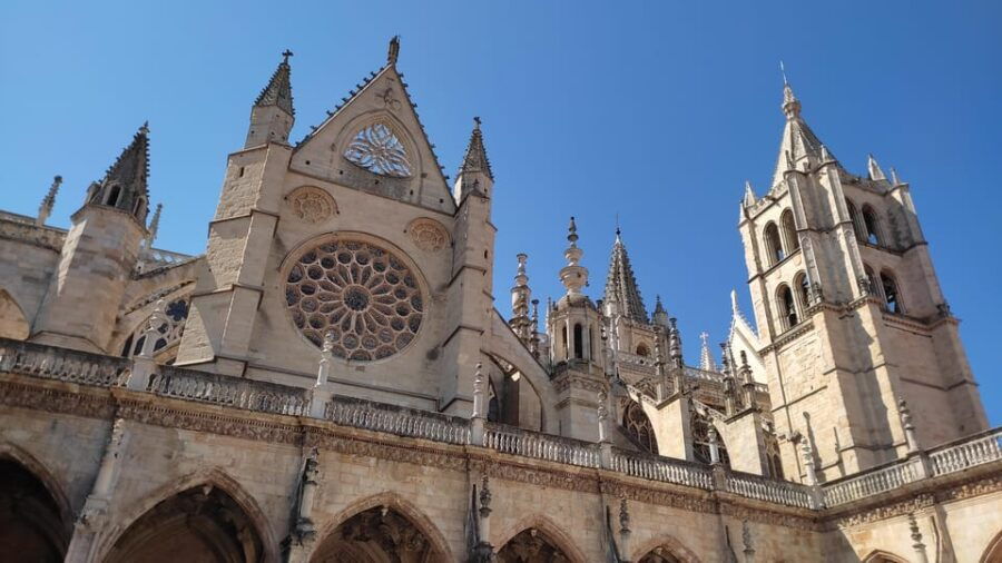 Guided Tour of the León Cathedral - Overview of León Cathedral