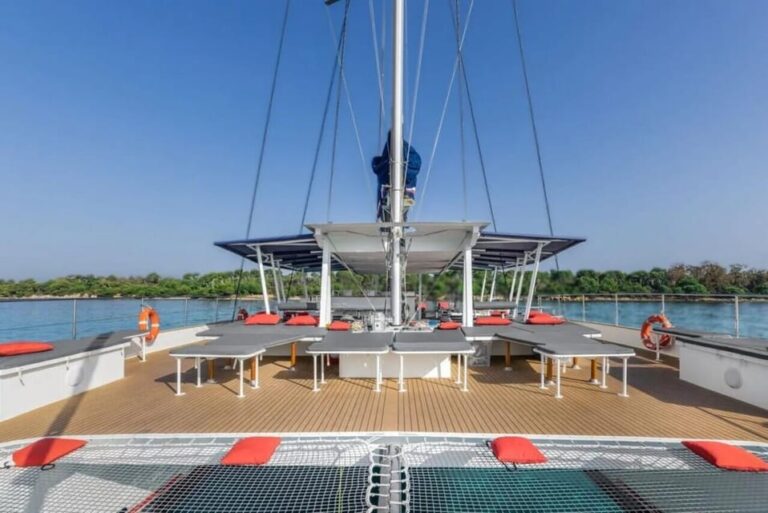 Hyères: Dinner Cruise on a Beautiful Catamaran at Bregançon
