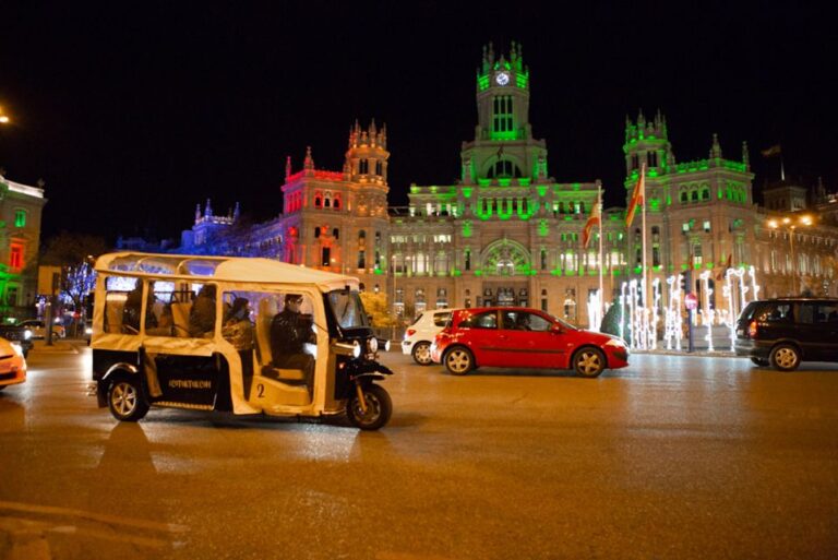 Madrid: Private Christmas Lights Tour by Eco Tuk-Tuk