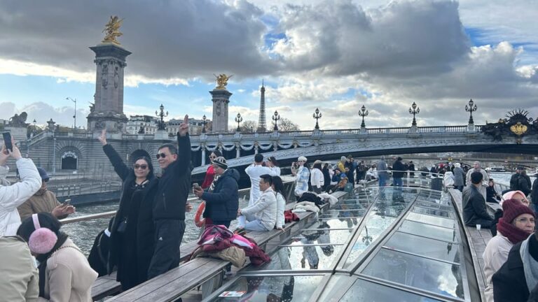 Paris: 1-Hour Seine Cruise Departing From the Eiffel Tower