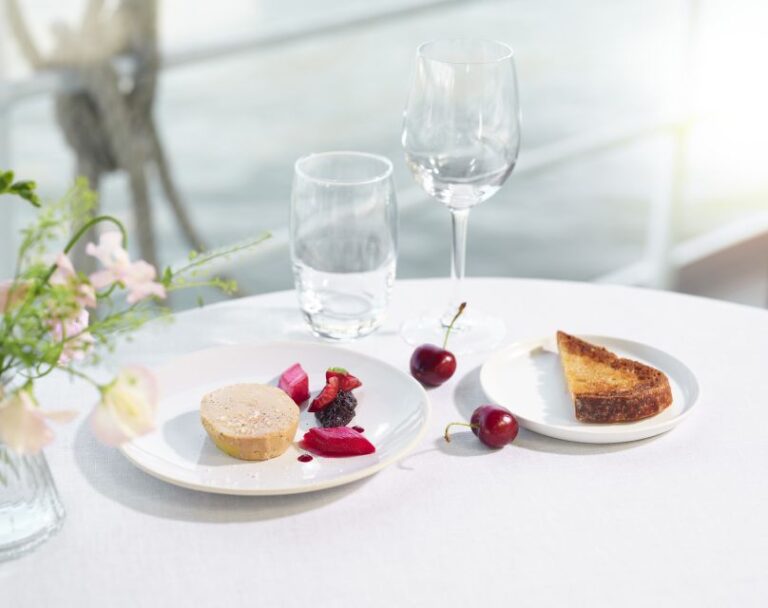Paris: 3-Course-Dinner Cruise With Wine on the Seine River