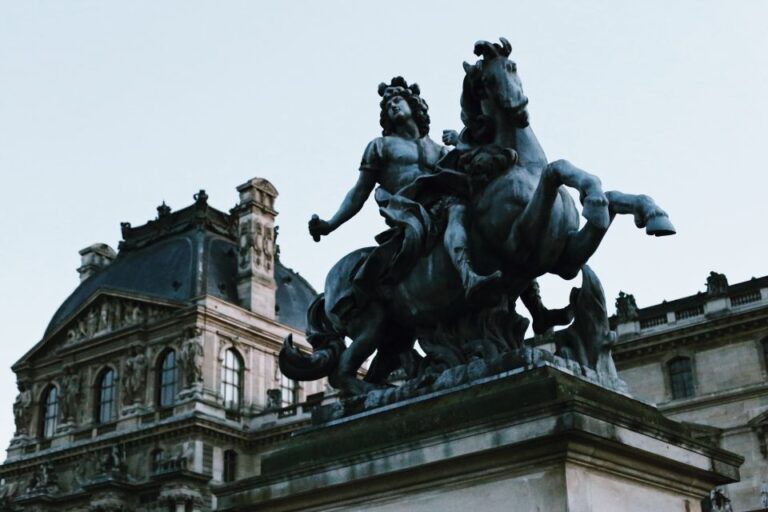 Paris: City Walk and Louvre Museum Tour