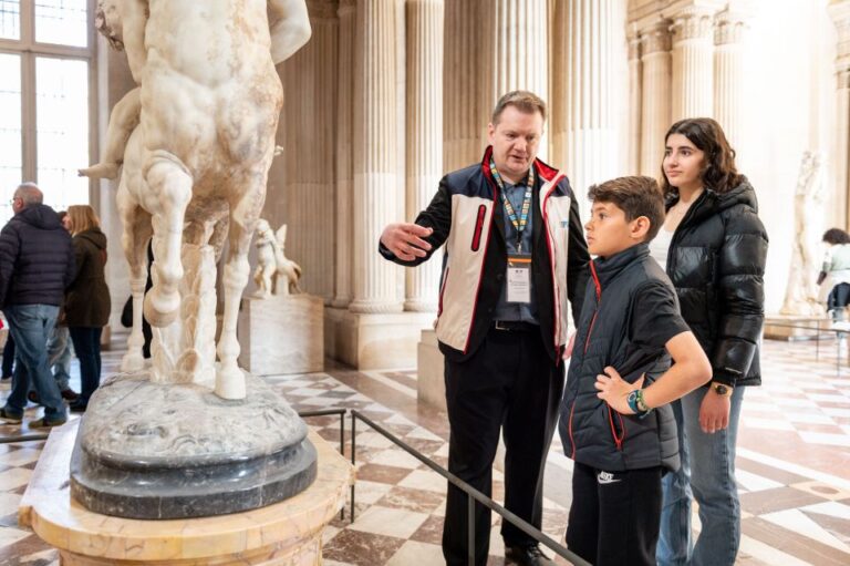 Paris: Louvre Private Family Tour for Kids + Reserved Entry
