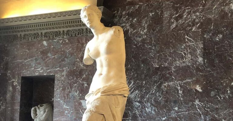 Paris Louvre : Private Treasure Hunt for Families or Groups