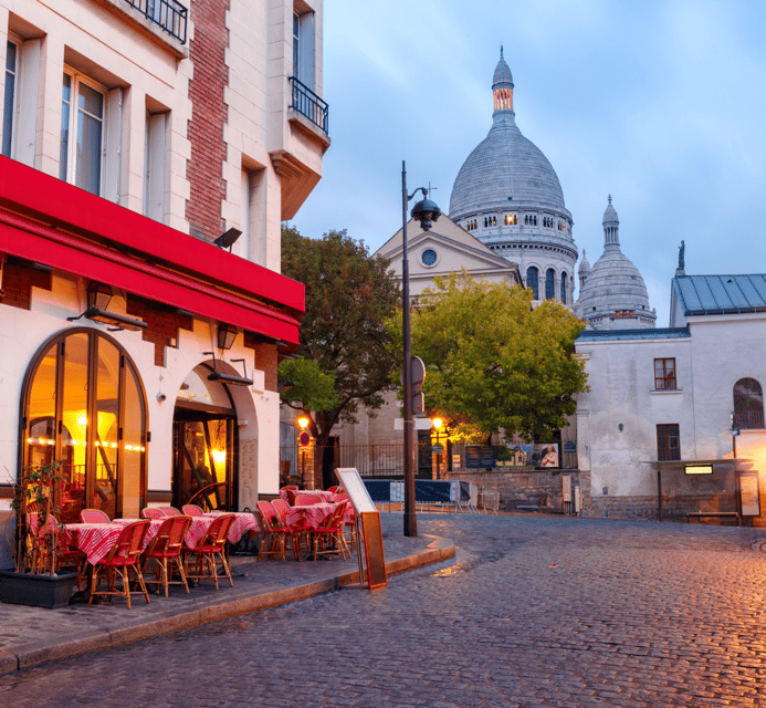 Paris: Montmartre Tour, Dinner & Cabaret Show SEMI PRIVATE