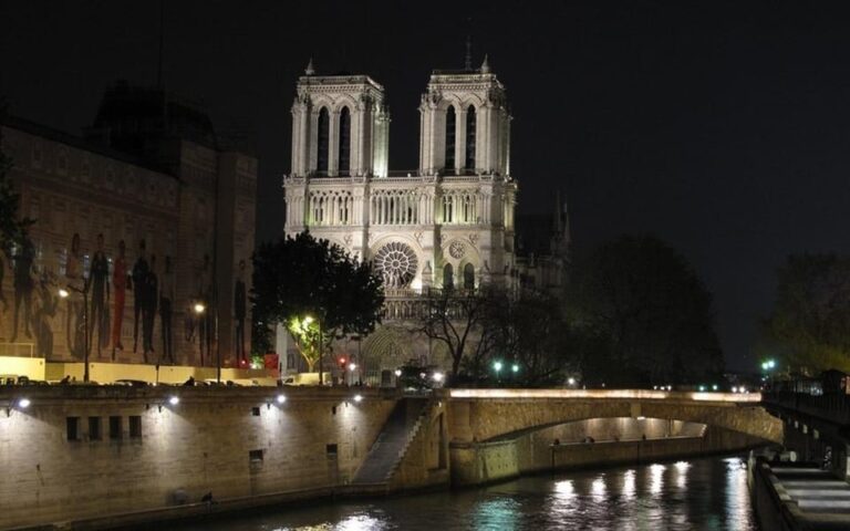 Paris: Private Night Sightseeing Tour by a Local