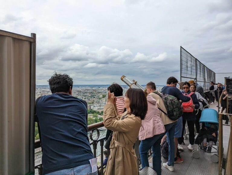 Paris: Skip-the-Line Eiffel Tower and Trocadero Gardens Tour