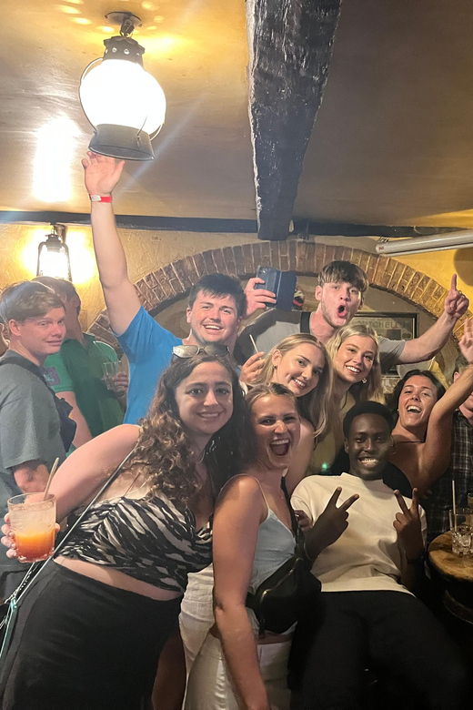 Pub Crawl Paris: Drink, Laugh, Meet the World
