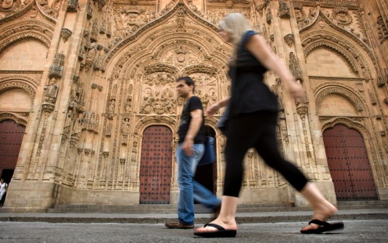 Salamanca Sightseeing Walking Tour With Local Guide. Spanish