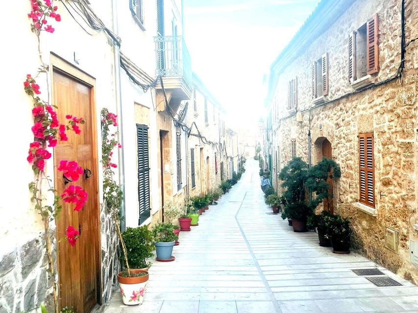 Santa Ponca: Couplewalk, Fun Game and City Walk for Couples - Overview of CoupleWalk Experience