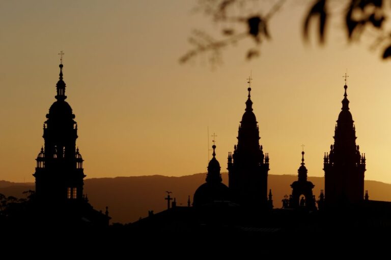 Santiago De Compostela: Legends Tour and Galician Dinner