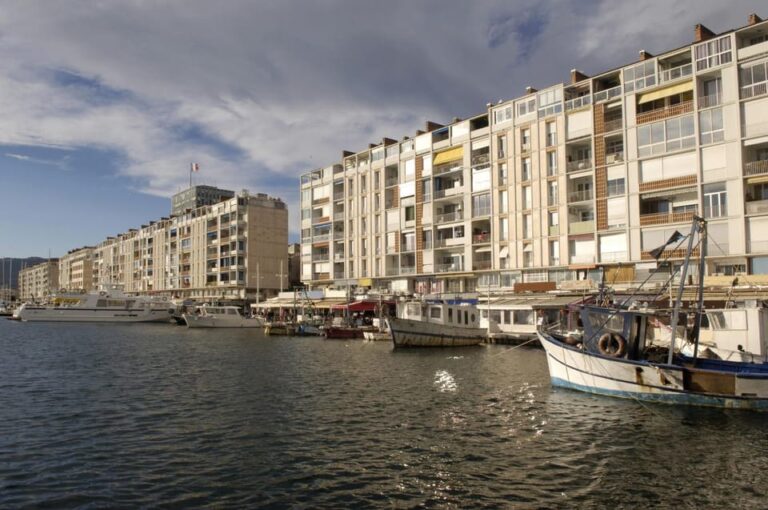 Toulon: Express Walk With a Local in 60 Minutes