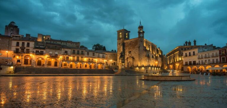 TOUR THROUGH TRUJILLO WITH ENTRANCES TO MONUMENTS OR AT SUNSET