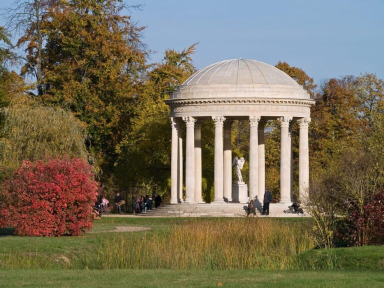 Versailles: Intimacy VIP Skip-Line Family Tour