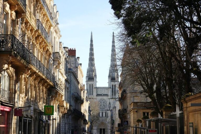 Walking Tour in Bordeaux With Tastings and Stories
