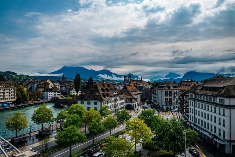 Zug: Express Walk With a Local in 60 Minutes