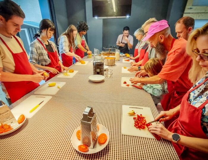 ⭐︎ Barcelona: Paella Maestro Market Tour & Sangria & Tapas - Instructors Expertise and Knowledge