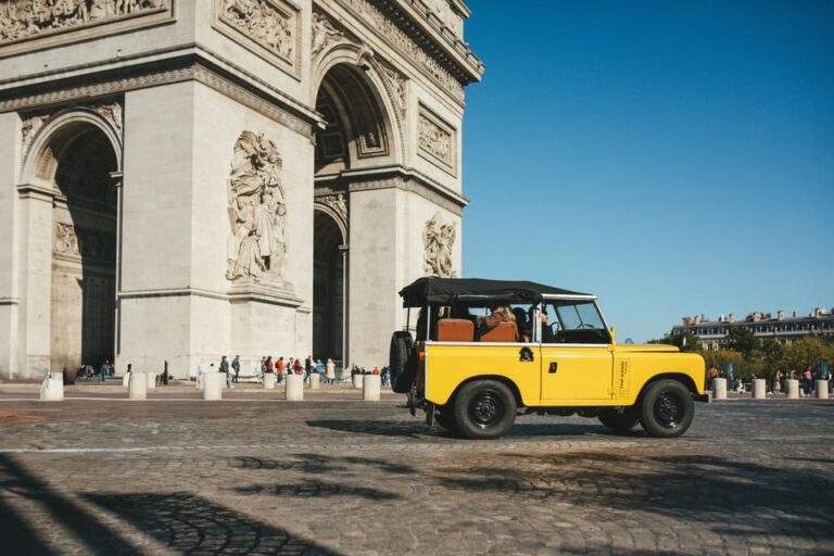 Paris: Guided Tour in a Vintage Land Rover