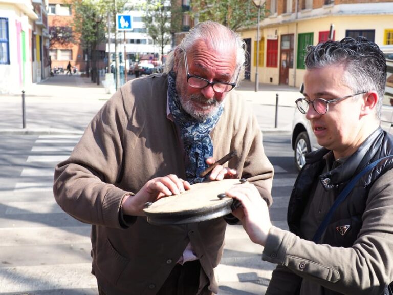 Paris: Saint Ouen Flea Market Guided Tour