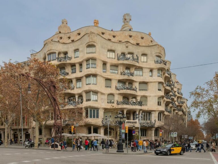 Tiquets & Tour Guide: Lights and Shadows of the Casa Milà – Antoni Gaudí – Barcelona