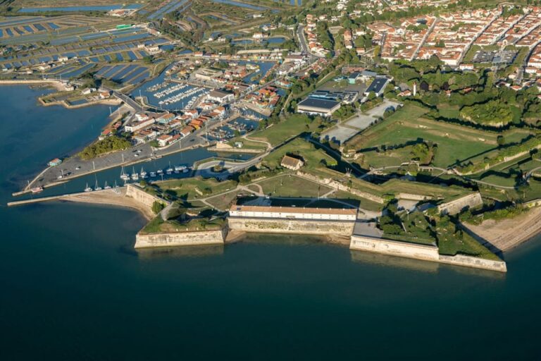 From La Rochelle: Fouras, Royan, and Oléron Island Day Trip