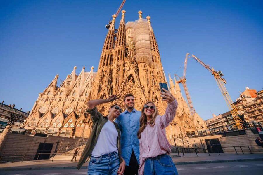 Sagrada Familia With Official Guide & Fast-Track Entry - Tour Overview and Pricing