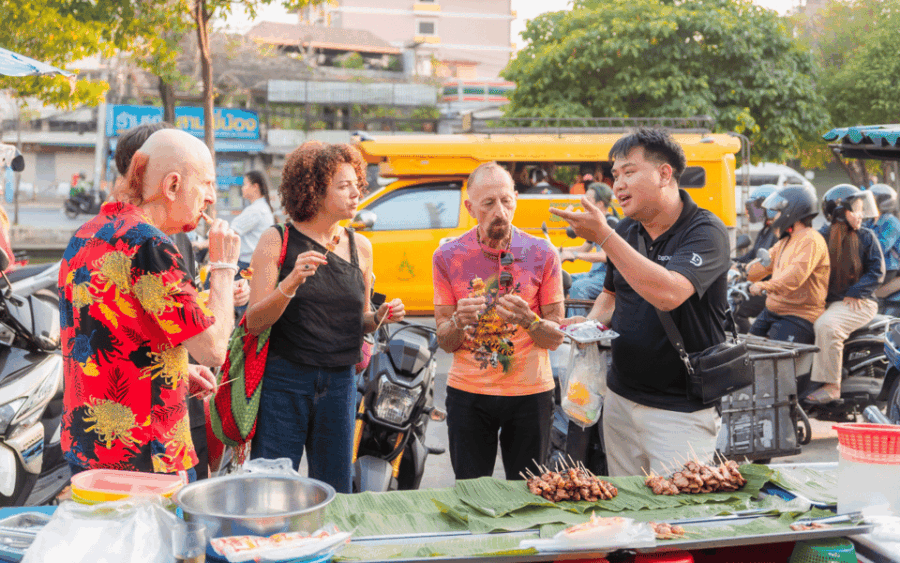 Chiang Mai: Evening Sightseeing and Local Food Guided Tour - Tour Overview
