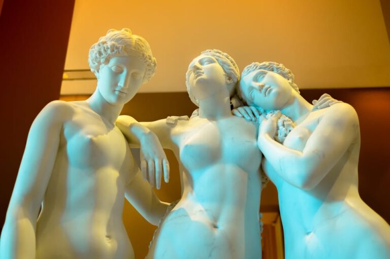 Mona Lisa & Treasures: 6-people Max Louvre Experience
