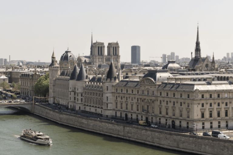 Paris: Ste Chapelle, Conciergerie Private Guided Tour +Entry