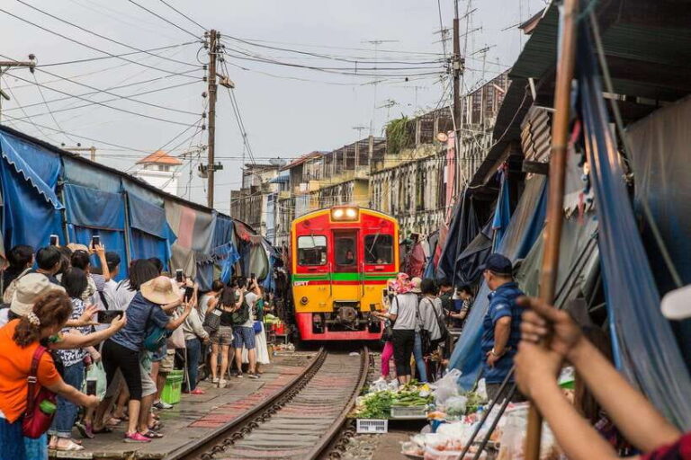 Bangkok: Damnoen Saduak Floating Market & Train Market Tour