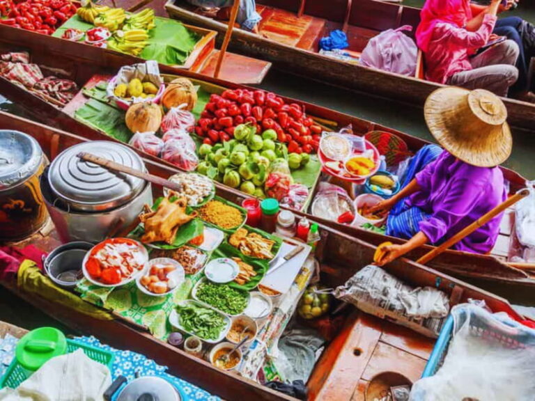 Bangkok : Floating Market & Railway Market Tour.