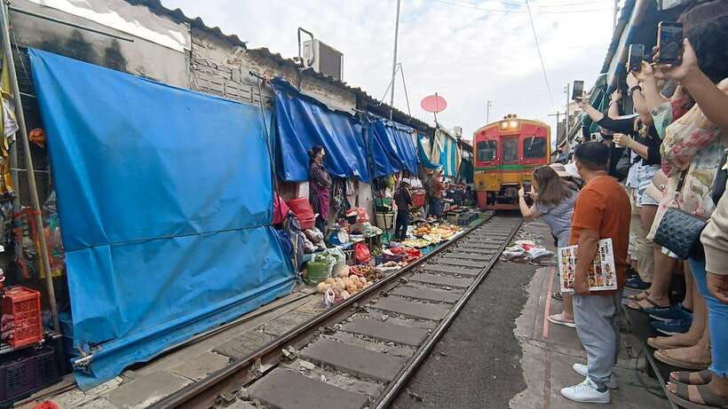 Bangkok: Railway Market & Damnuansaduak Floating Market Tour - Tour Overview