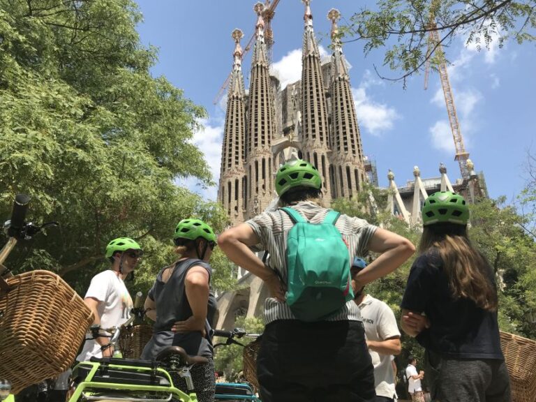 Barcelona: 2.5-Hour Bike or E-Bike Historical Tour