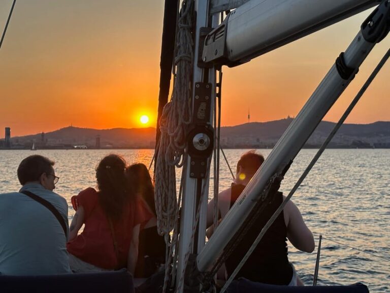 Barcelona: Boat Trip With Champagne