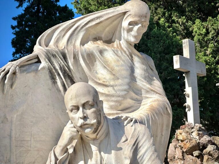 Barcelona: Cemetery Tour – Gothic Graves & Local History