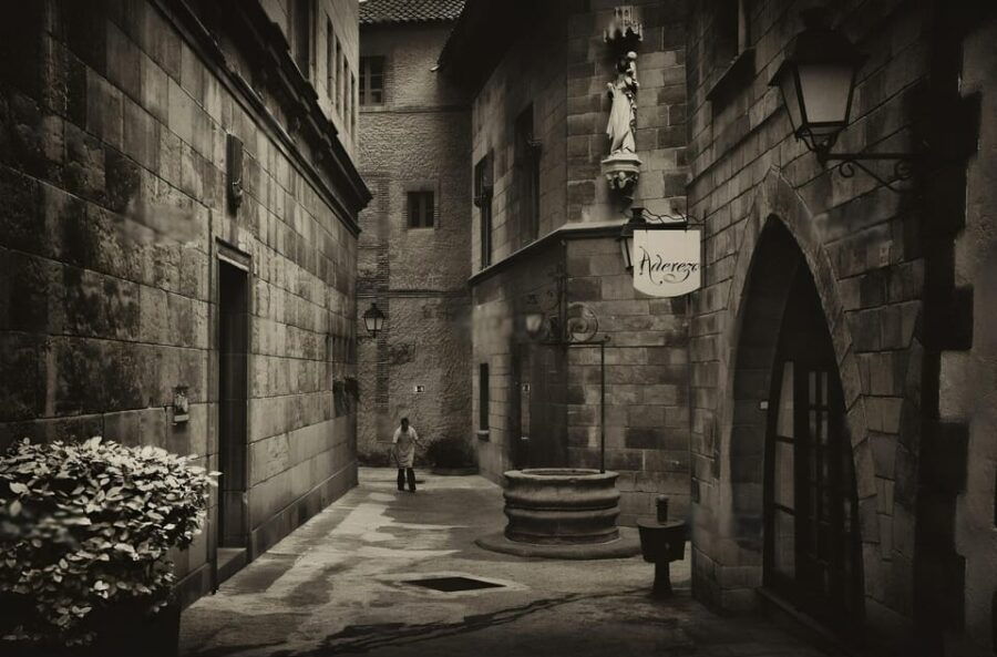 Barcelona: City Highlights Evening Walking Tour - Tour Overview