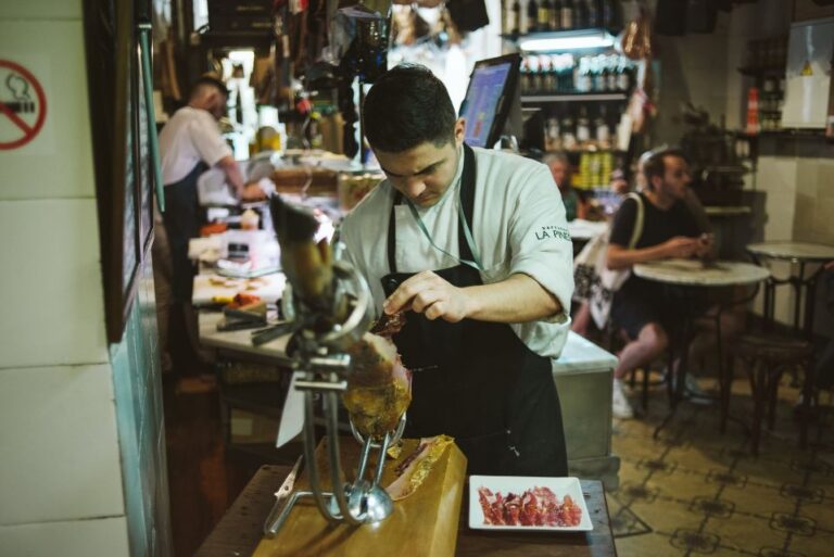 Barcelona: Evening Tapas & History Tour Through Old Town
