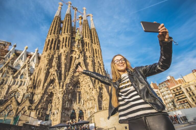 Barcelona: Gaudi Private City Tour With Sagrada Familia