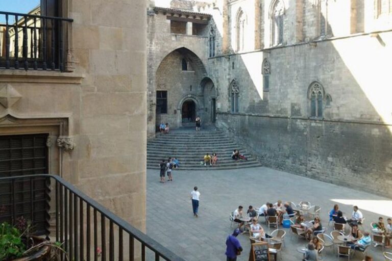 Barcelona: Gothic Quarter Legends Walking Tour With Tapas