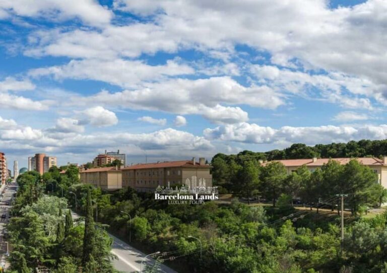 Barcelona: Luxury Dalí and Girona Tour