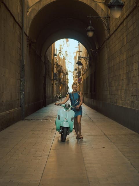 Barcelona: PRIVATE Fun Vespa City Tour With Guide