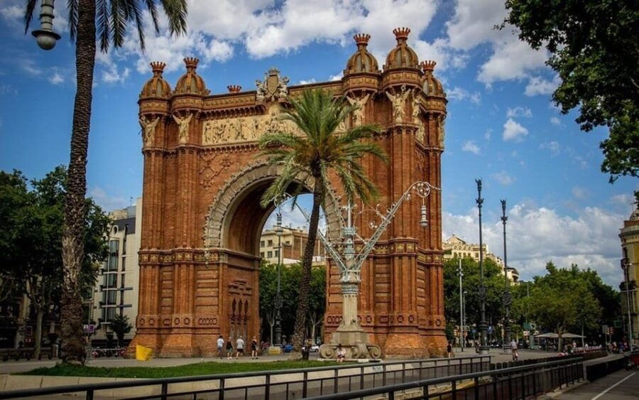 Barcelona: Private Half-Day Sightseeing Tour With a Local - Tour Overview