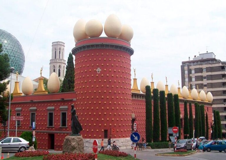 Barcelona: Private Tour Dalí, Cadaqués & Wines